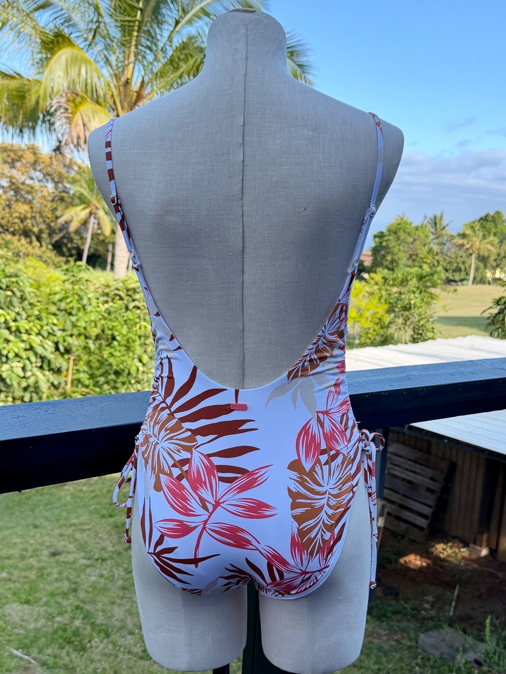 Roxy Tropical Print Side-Tie Swimsuit Size Medium tried on never worn 🌺 - Picture 3 of 4